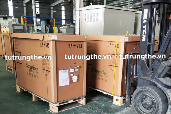 Giao hàng tủ RM6 Schneider