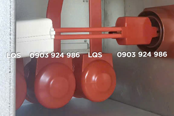 Lắp đặt sứ xuyên tủ trung thế