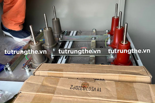 Sứ xuyên bushing nối tủ RMU ABB